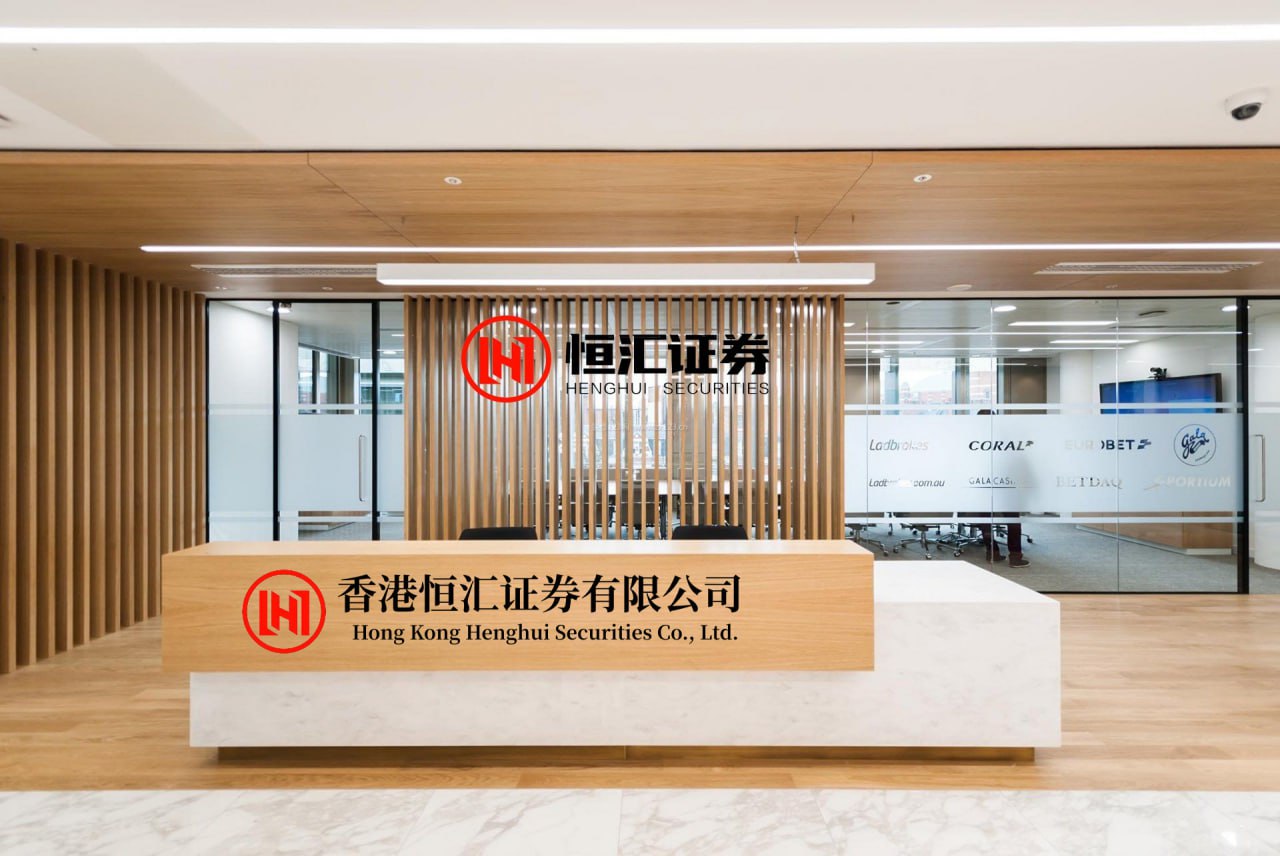 壹加壹配资APP下载 上海主帅卢伟指着鼻子狂骂李弘权一幕曝光 情绪激动一度怒拍广告牌